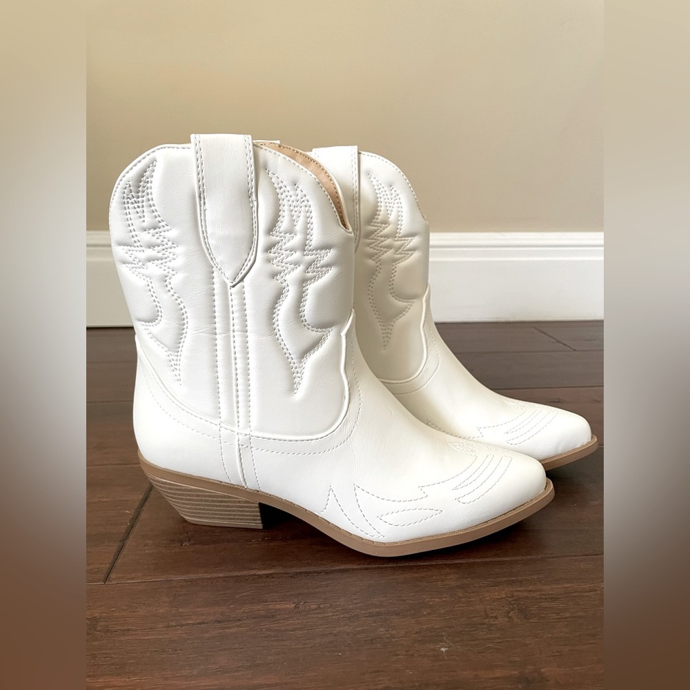 White Cowgirl Boots- womens/ size 7.5/ white/ leather/ ankle boots